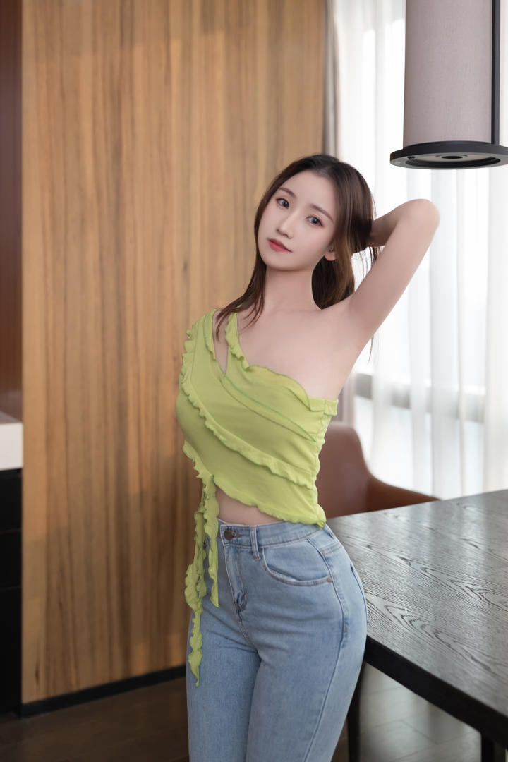 瘦小的姐姐带我看了世界